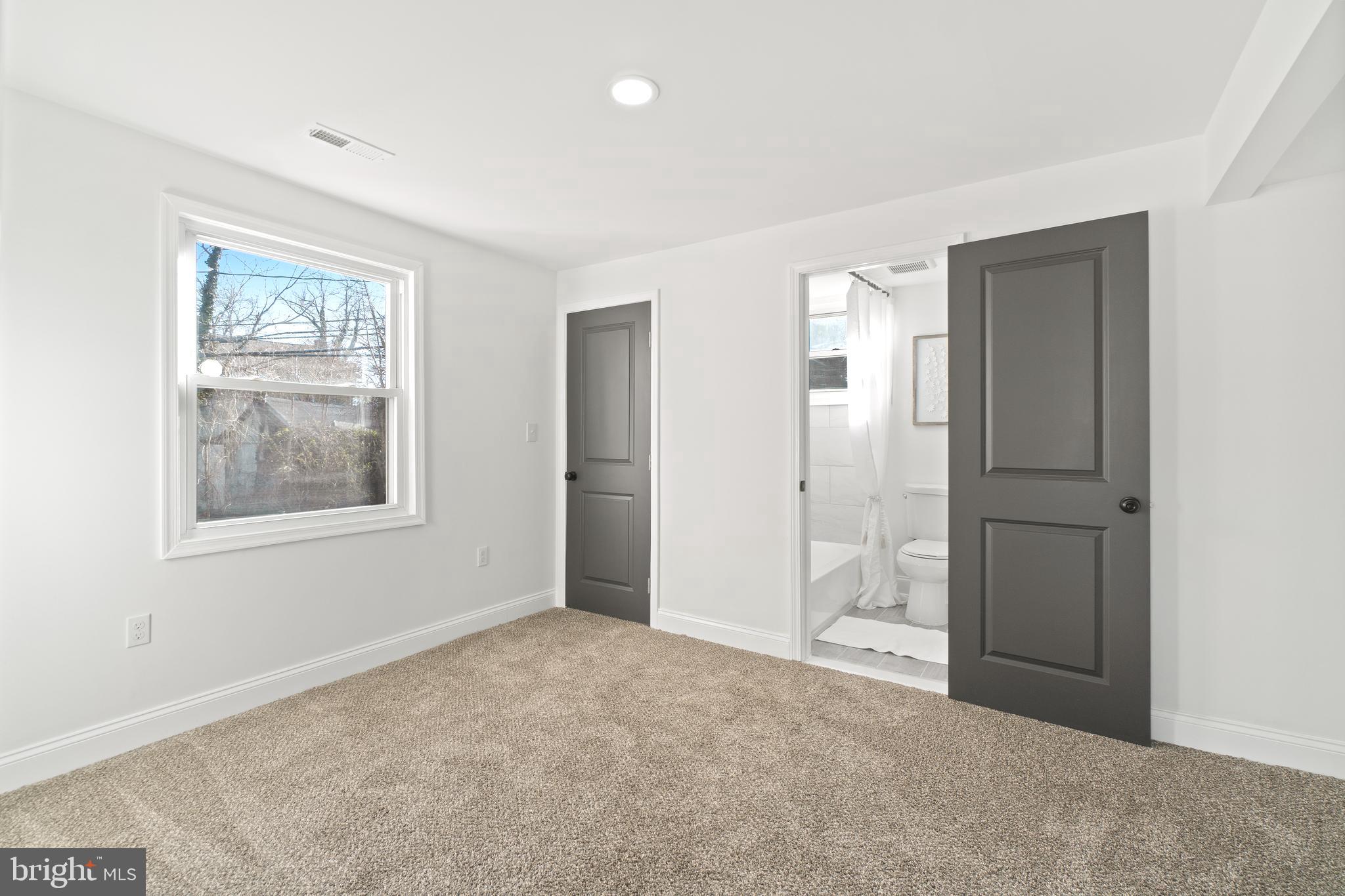 2807 Ruscombe Lane Baltimore, MD 21215 - Photo 17 of 55 1st Floor Bedroom with access to Full bath