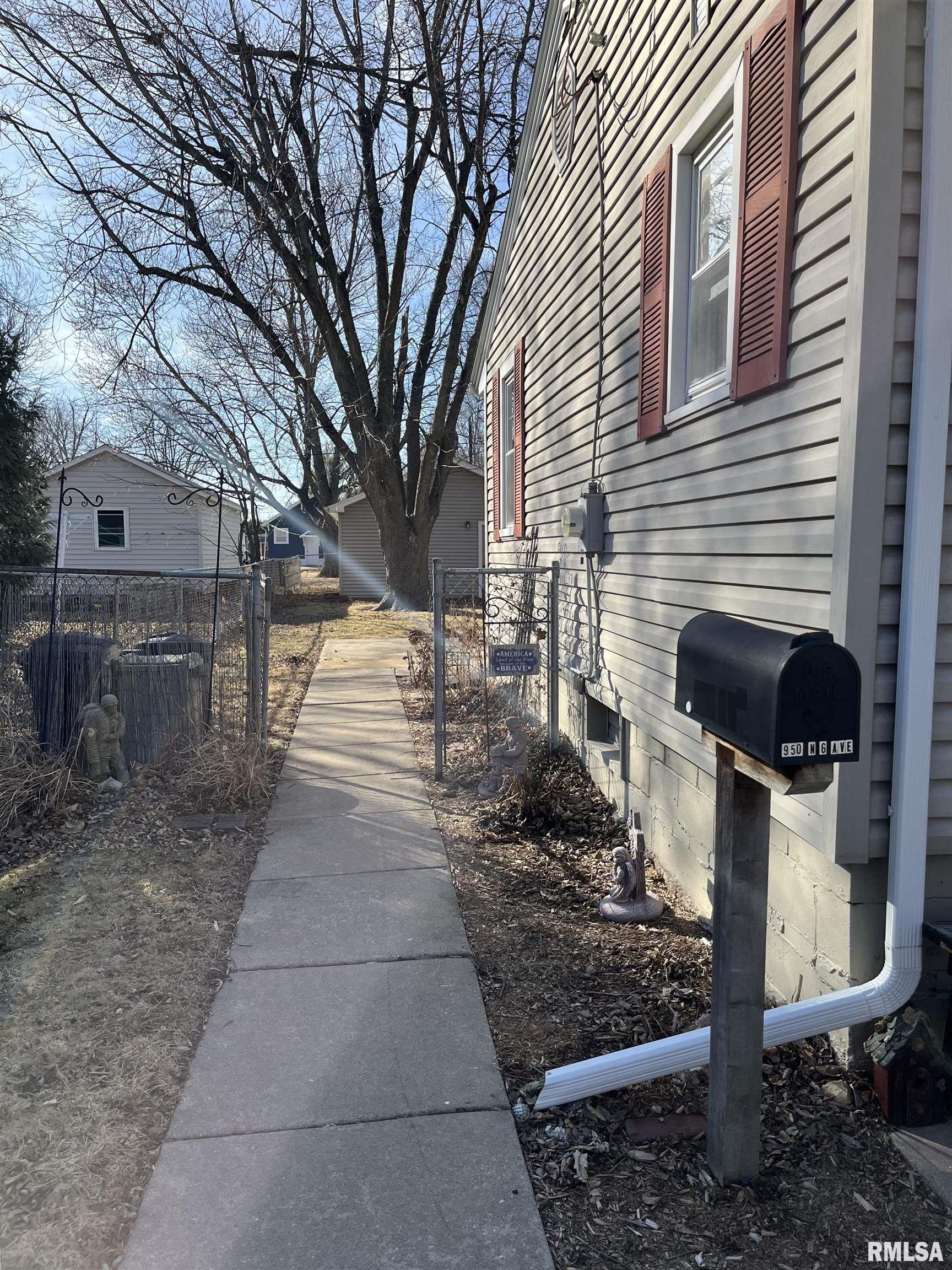 950 North 6th Avenue Canton, IL 61520 - Photo 4 of 34