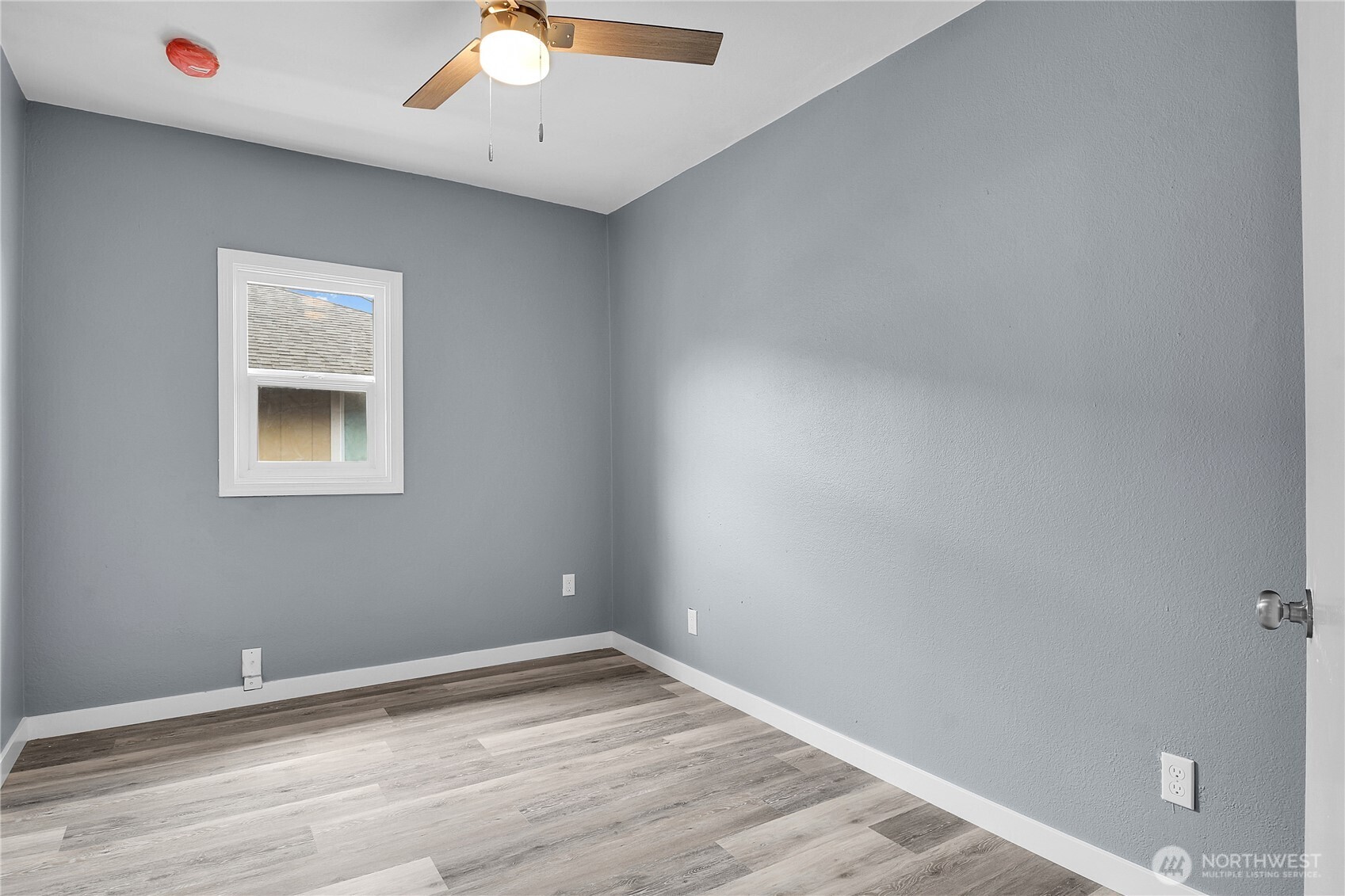 338 16th Avenue, Unit B Seattle, WA 98122 - Photo 6 of 7 an empty room with a window