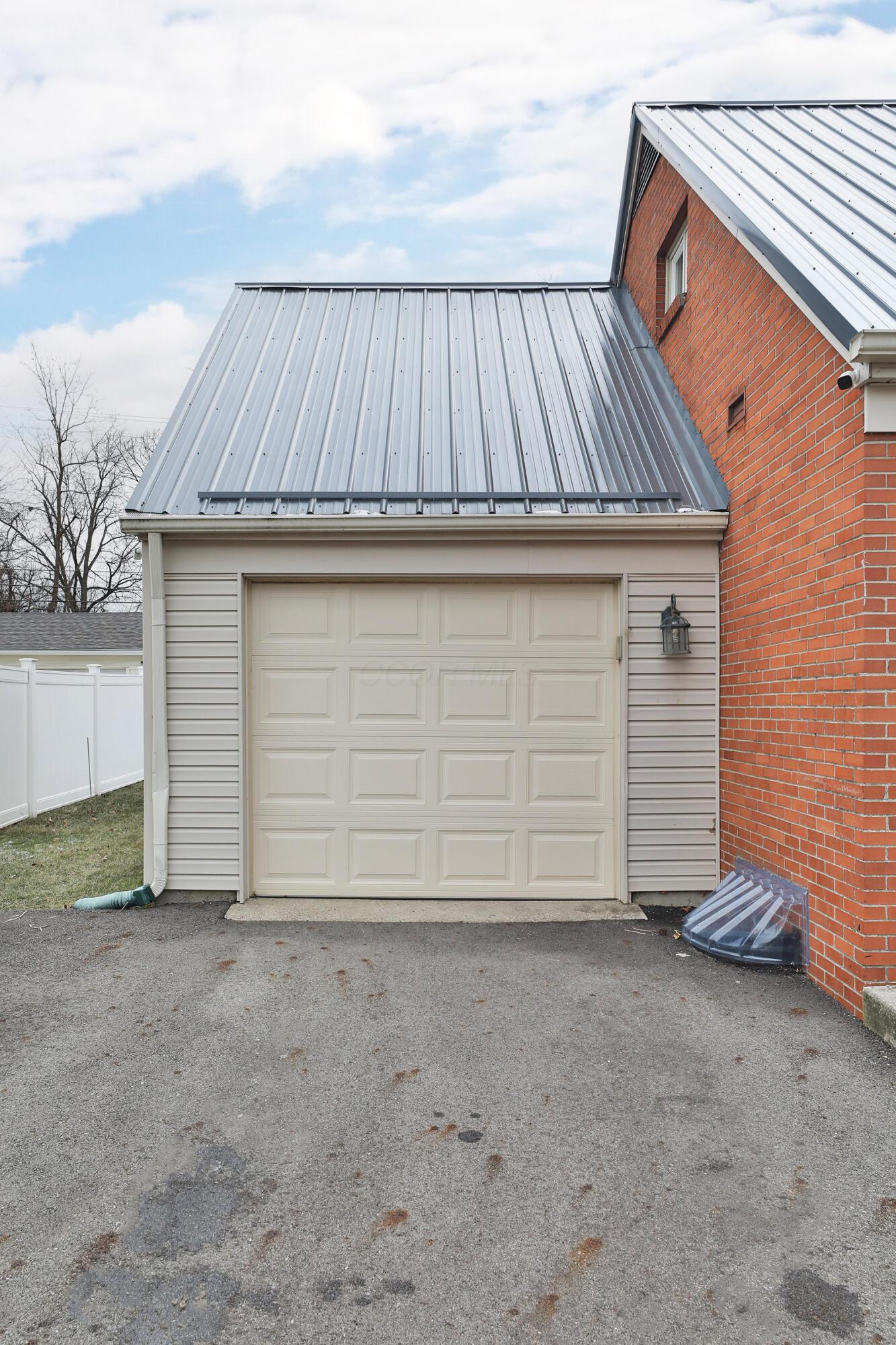 404 Old Village Road Columbus, OH 43228 - Photo 2 of 43 Garage