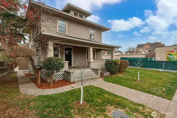 a view of a yard in front of house