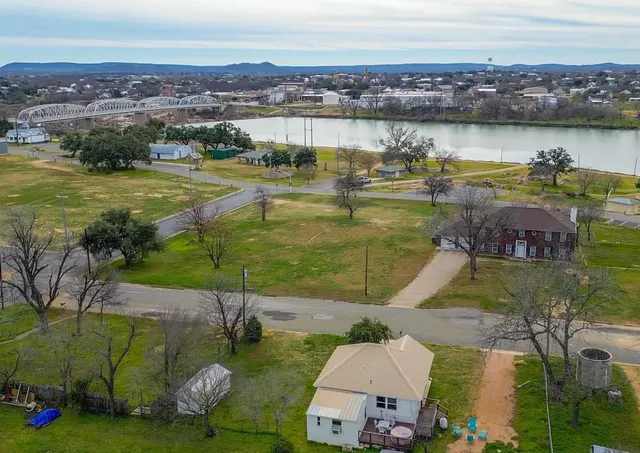 $272,000 | 305 West Tarrant Street, Llano, TX 78643