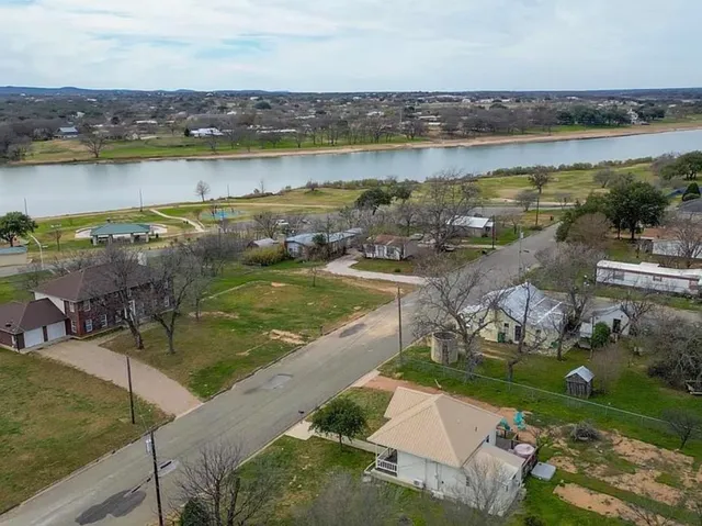 $272,000 | 305 West Tarrant Street, Llano, TX 78643