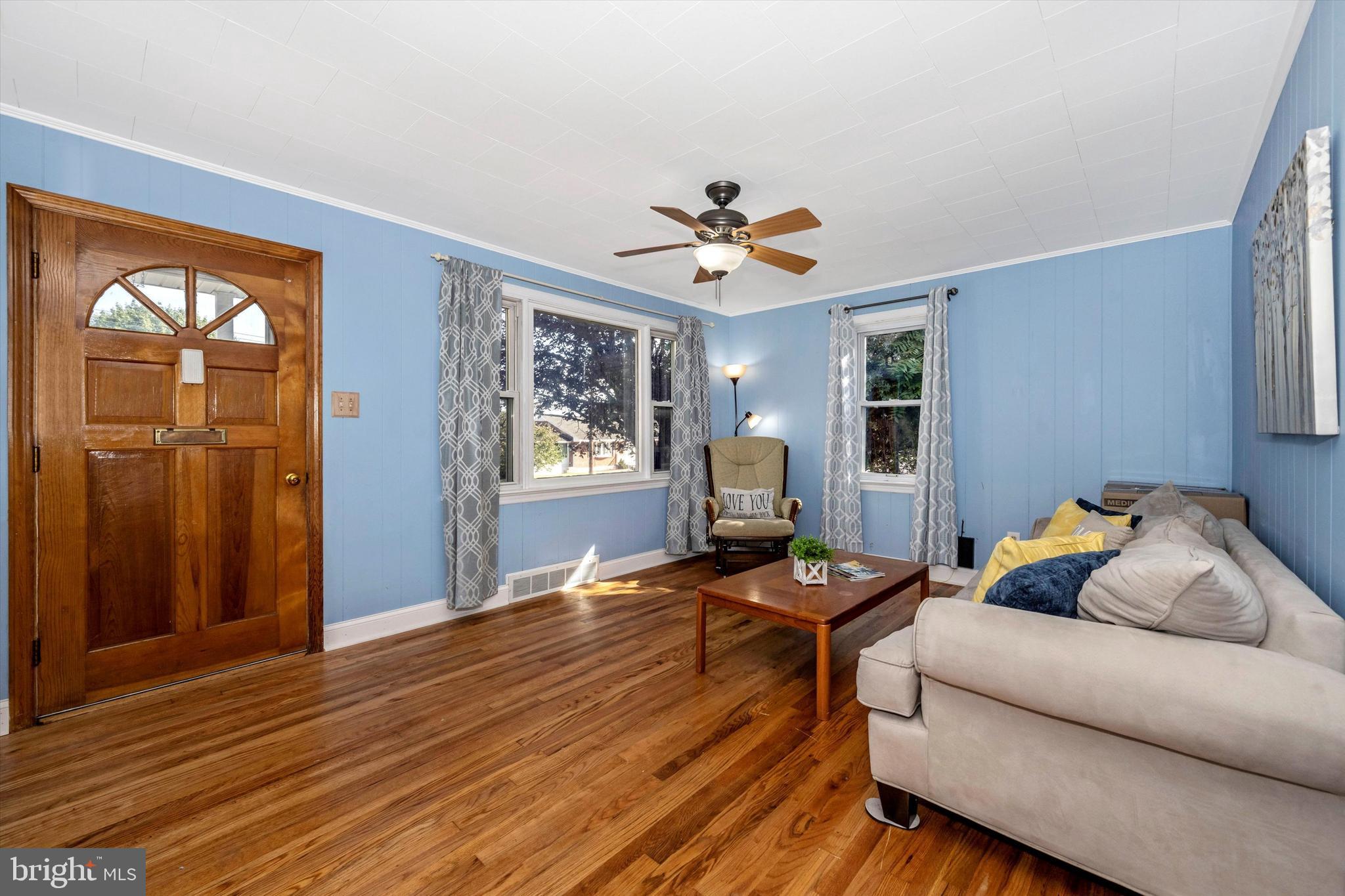 201 Nottingham Road Hagerstown, MD 21740 - Photo 7 of 28 Sun-Filled Living Room