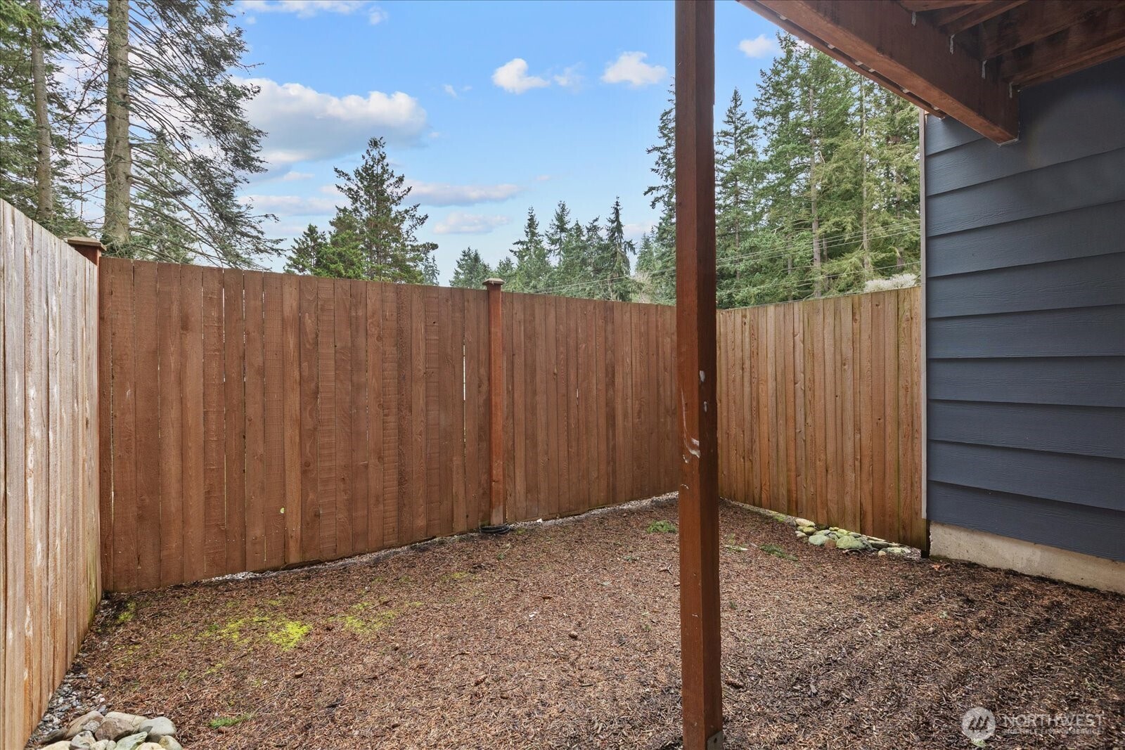 23413 Edmonds Way, Unit A2 Edmonds, WA 98026 - Photo 32 of 40 a backyard of a house