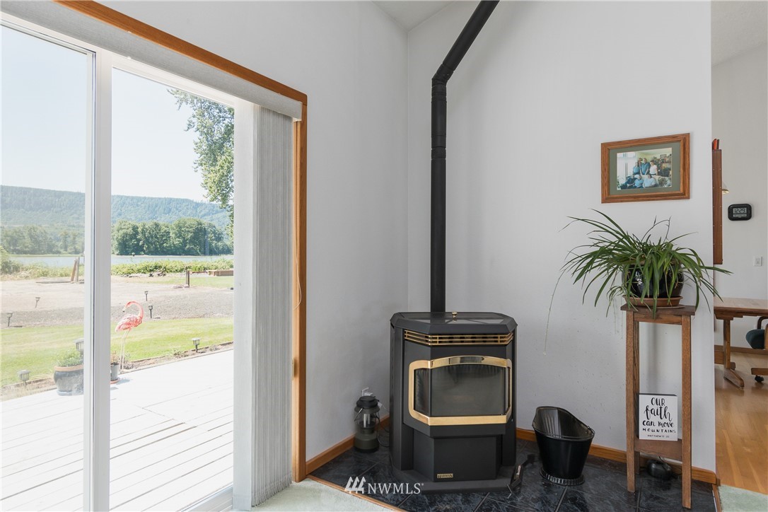 281 West Sunny Sands Road Cathlamet, WA 98612 - Photo 9 of 40 Gallery Image 9