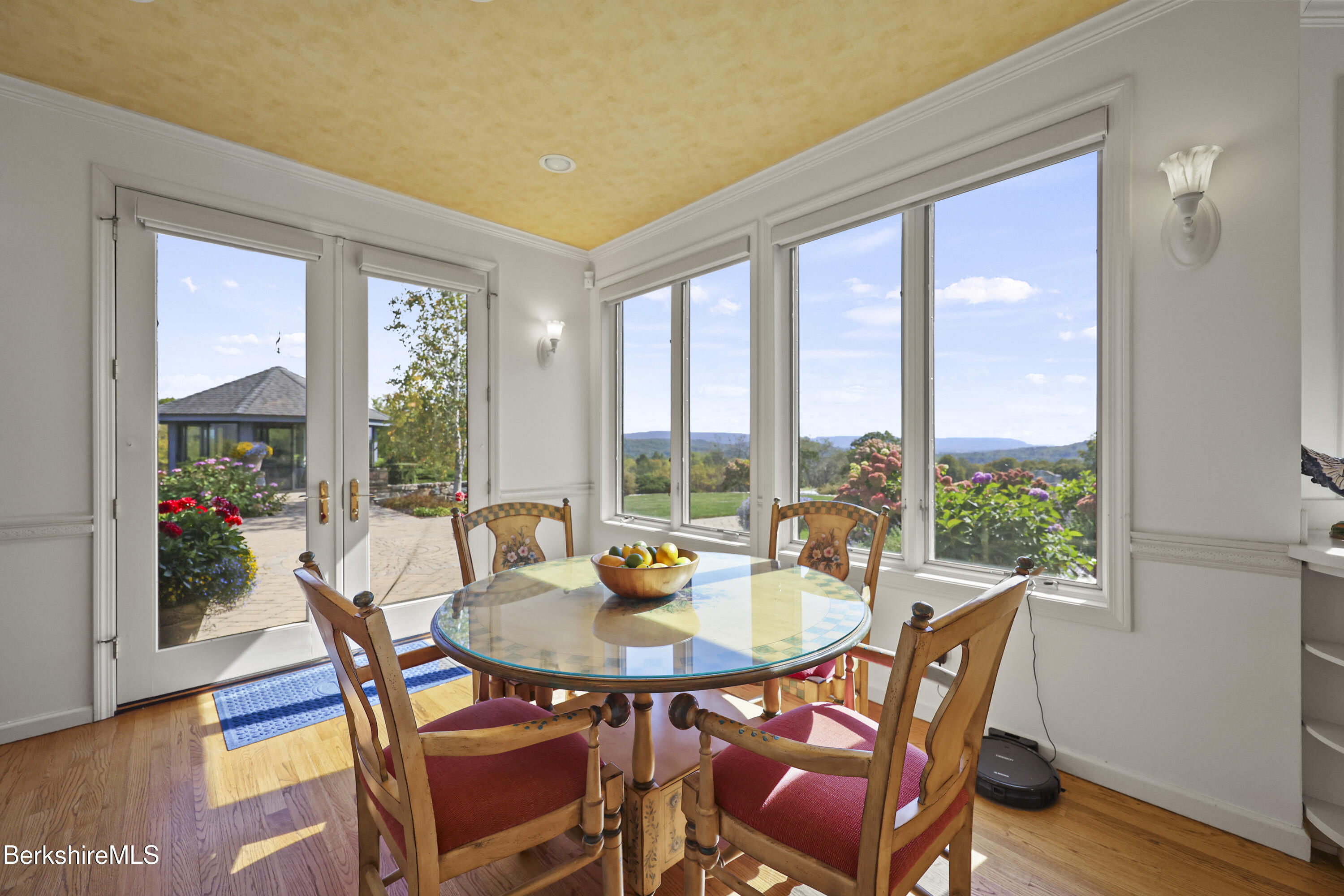 60 Old Cheshire Road Lanesborough, MA 01237 - Photo 20 of 81 215 Breakfast Area