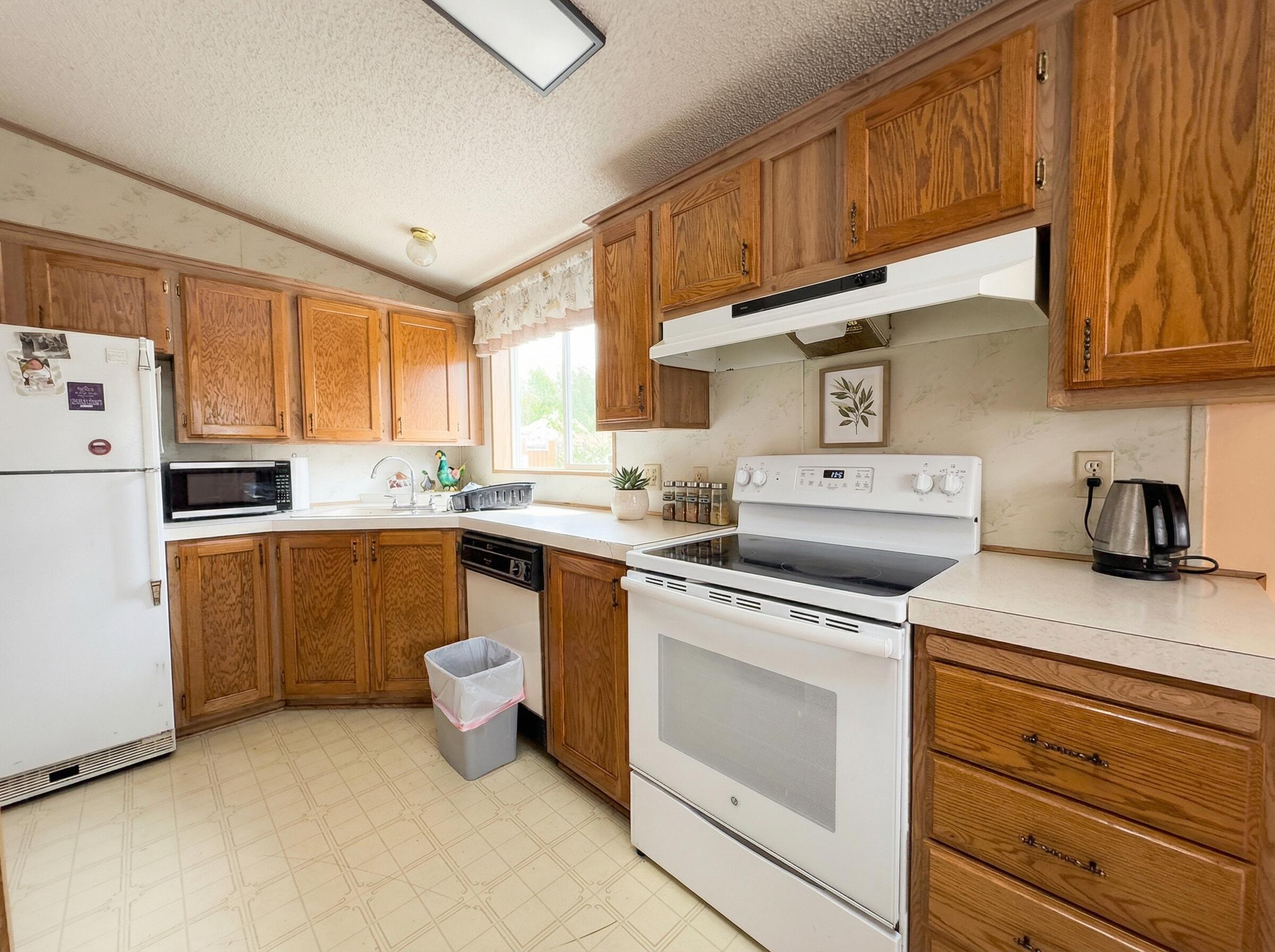818 Carol Rae Medford, OR 97501 - Photo 4 of 22 04