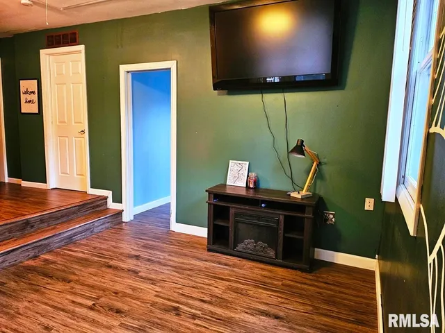 $218,000 | 11130 Catatoga Drive, Shipman, IL 62685