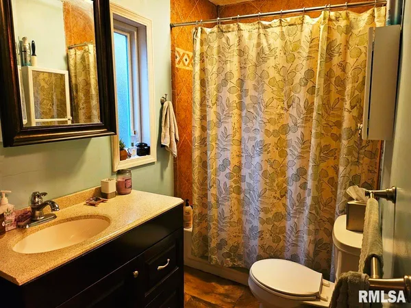 $215,000 | 11130 Catatoga Drive, Shipman, IL 62685