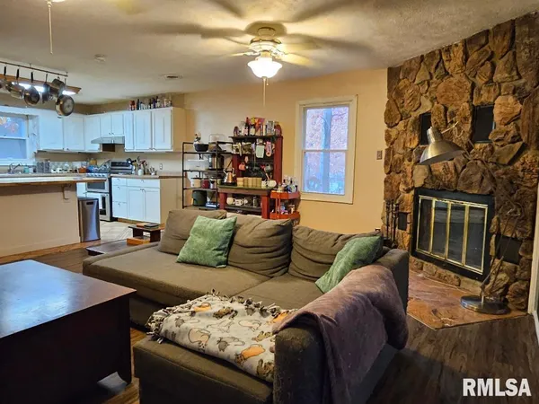 $215,000 | 11130 Catatoga Drive, Shipman, IL 62685