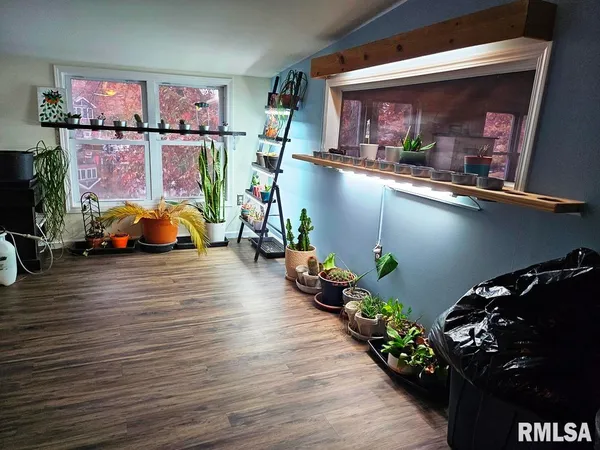 $215,000 | 11130 Catatoga Drive, Shipman, IL 62685