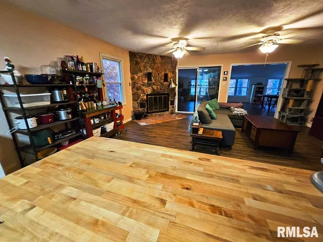 $218,000 | 11130 Catatoga Drive, Shipman, IL 62685