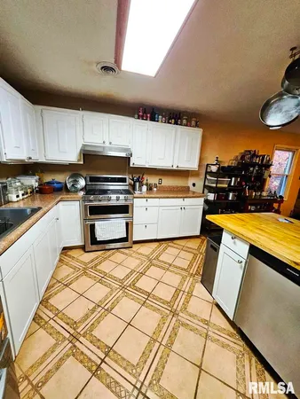 $215,000 | 11130 Catatoga Drive, Shipman, IL 62685