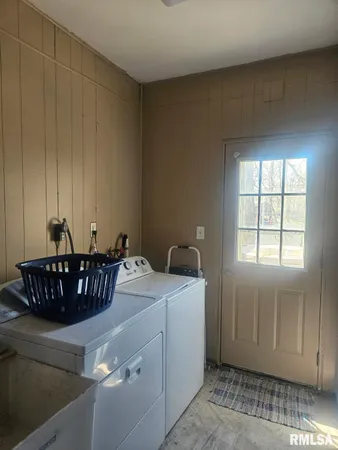 $215,000 | 11130 Catatoga Drive, Shipman, IL 62685
