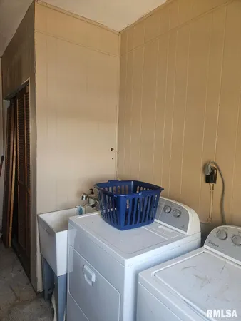 $215,000 | 11130 Catatoga Drive, Shipman, IL 62685