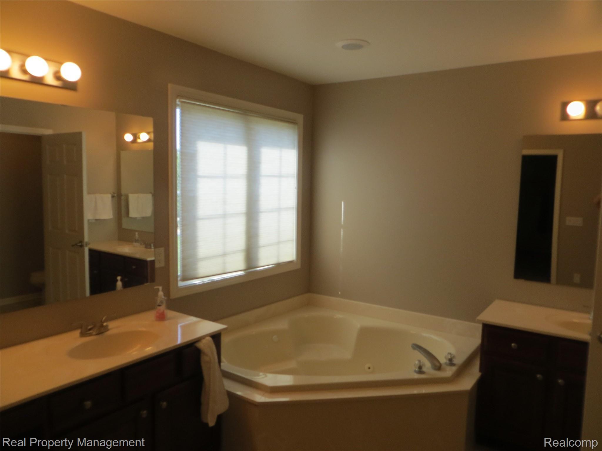 5650 Stonehaven Boulevard Rochester, MI 48306 - Photo 41 of 59 IMG_6659.JPG
