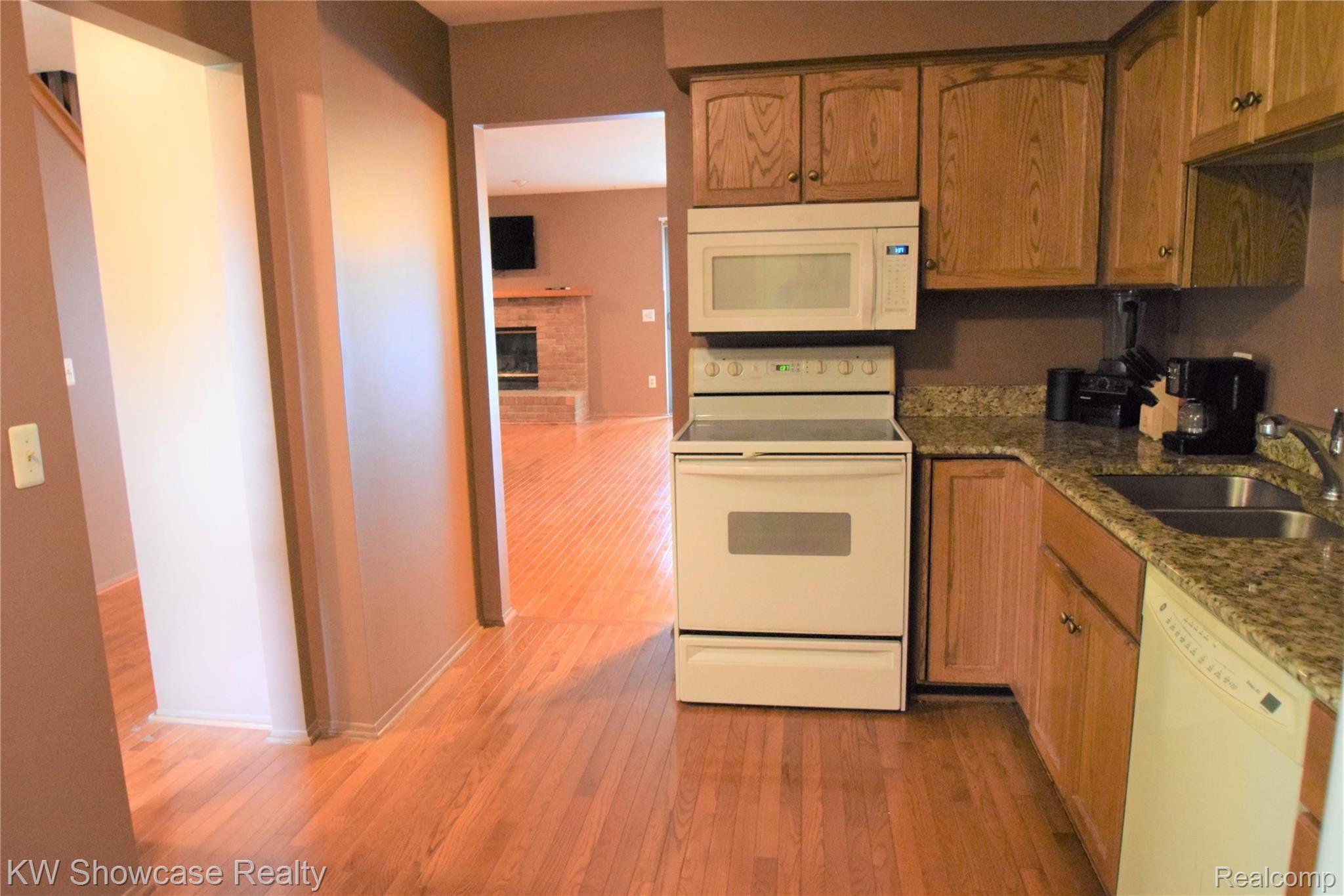 563 Tennyson Rochester, MI 48307 - Photo 8 of 36 Appliances will stay