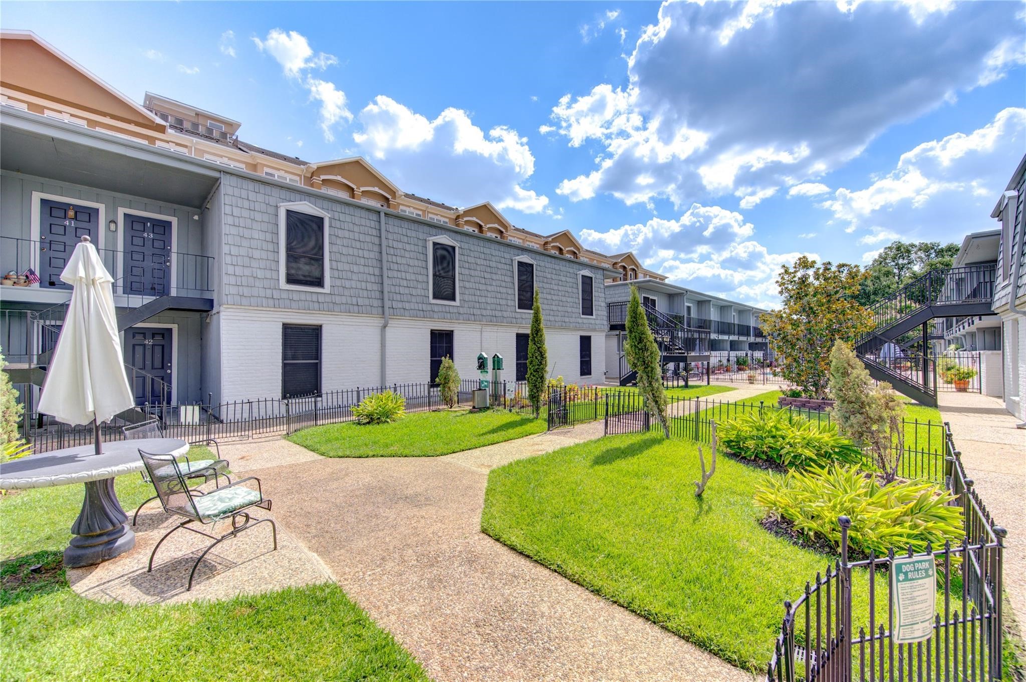 1901 South Voss Road, Unit 4 Houston, TX 77057 - Photo 22 of 26 a view of a house with swimming pool and a yard