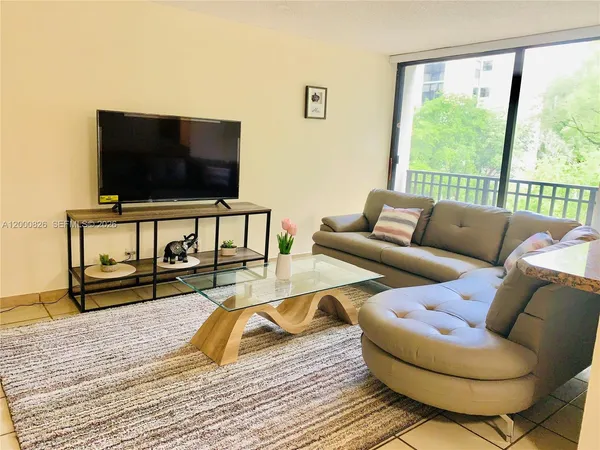 $2,100 | 17021 North Bay Road, Unit 318, Sunny Isles Beach, FL 33160