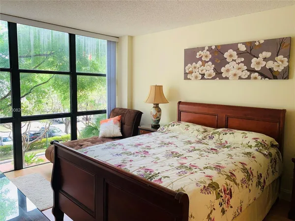 $2,100 | 17021 North Bay Road, Unit 318, Sunny Isles Beach, FL 33160