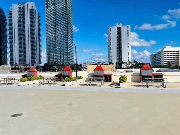 $2,100 | 17021 North Bay Road, Unit 318, Sunny Isles Beach, FL 33160