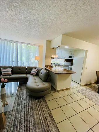 $2,100 | 17021 North Bay Road, Unit 318, Sunny Isles Beach, FL 33160