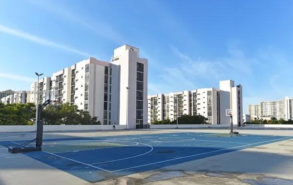 $2,100 | 17021 North Bay Road, Unit 318, Sunny Isles Beach, FL 33160