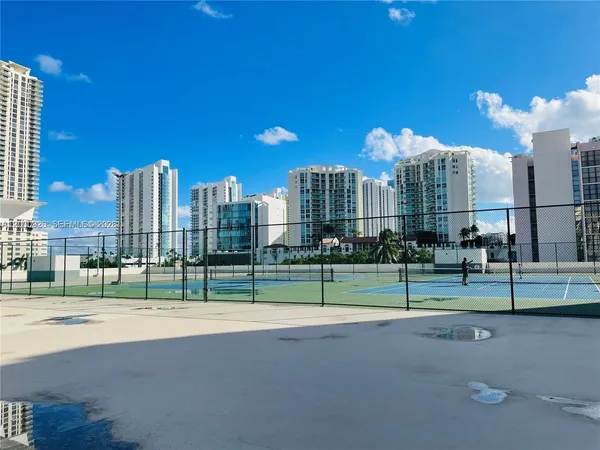 $2,100 | 17021 North Bay Road, Unit 318, Sunny Isles Beach, FL 33160