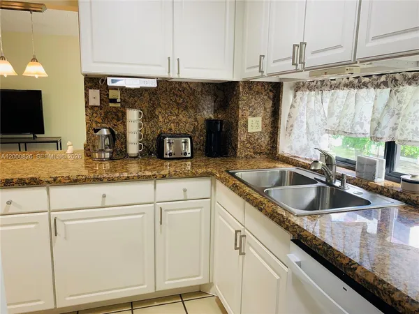 $2,100 | 17021 North Bay Road, Unit 318, Sunny Isles Beach, FL 33160