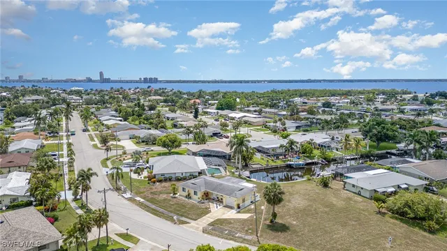 $334,000 | 1751 Lakeview Boulevard, North Fort Myers, FL 33903