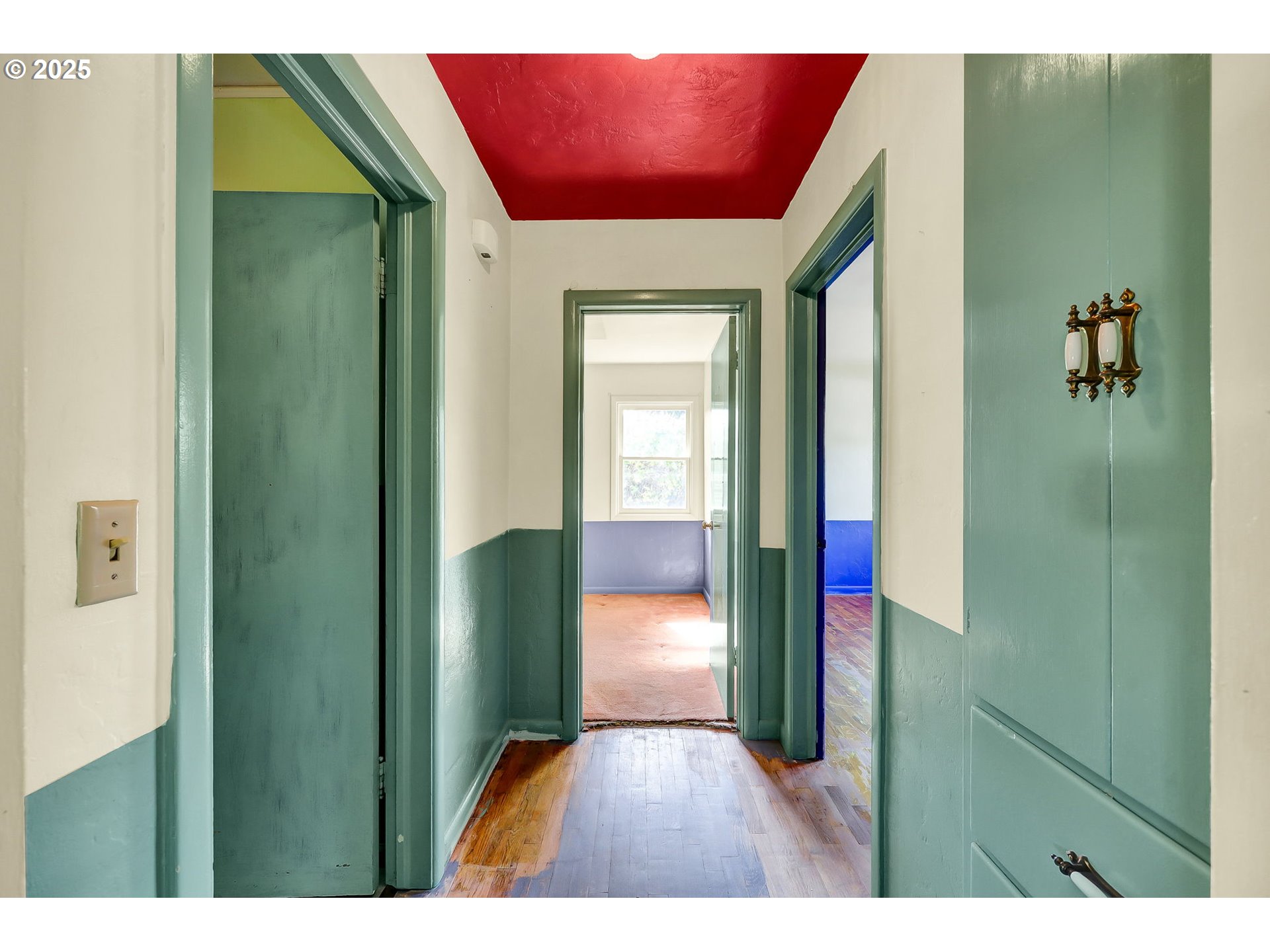 4150 Barger Drive Eugene, OR 97402 - Photo 12 of 28 a bathroom with a bathtub and a shower