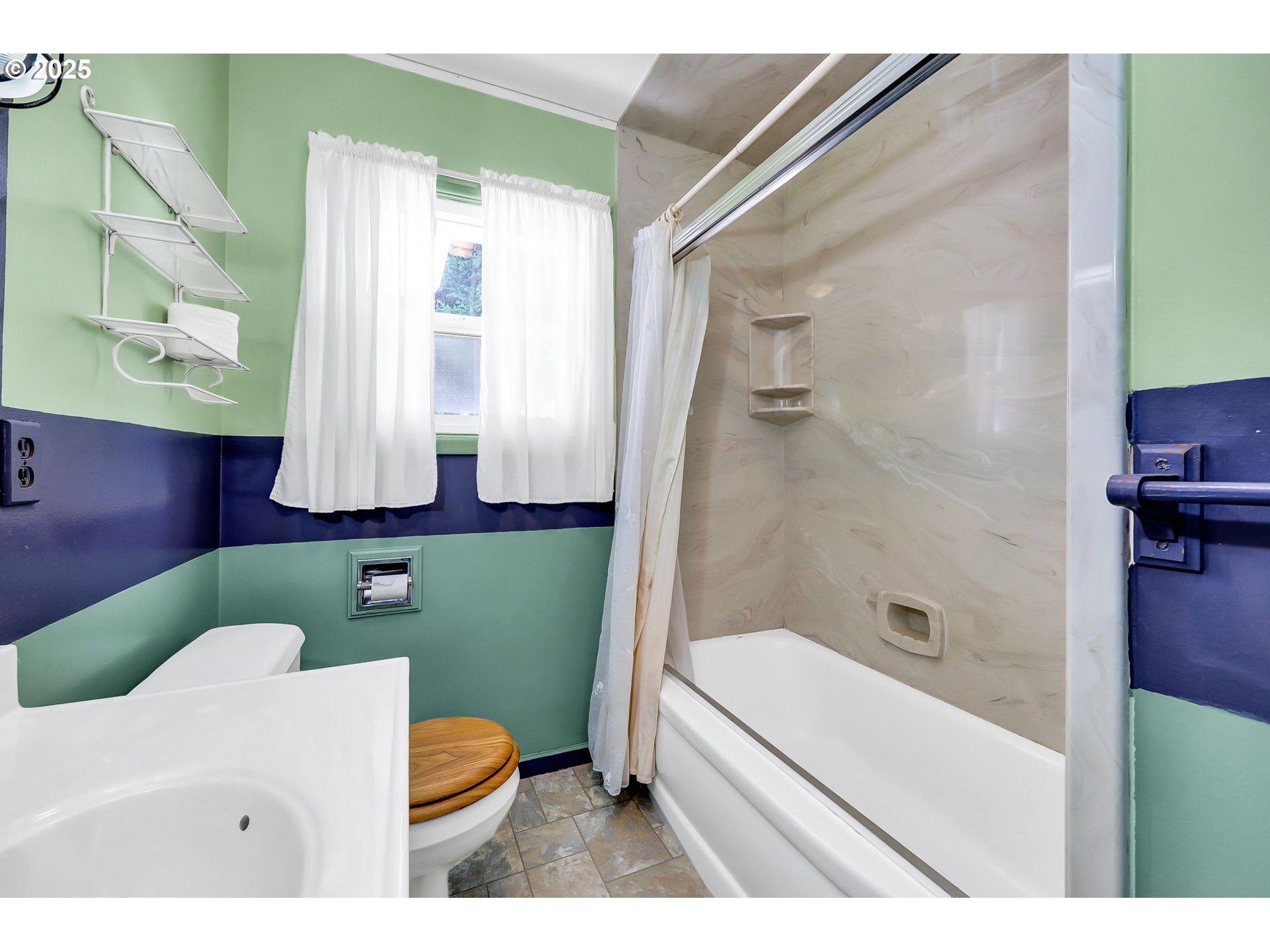 4150 Barger Drive Eugene, OR 97402 - Photo 14 of 28 a bathroom with a toilet a sink and bathtub