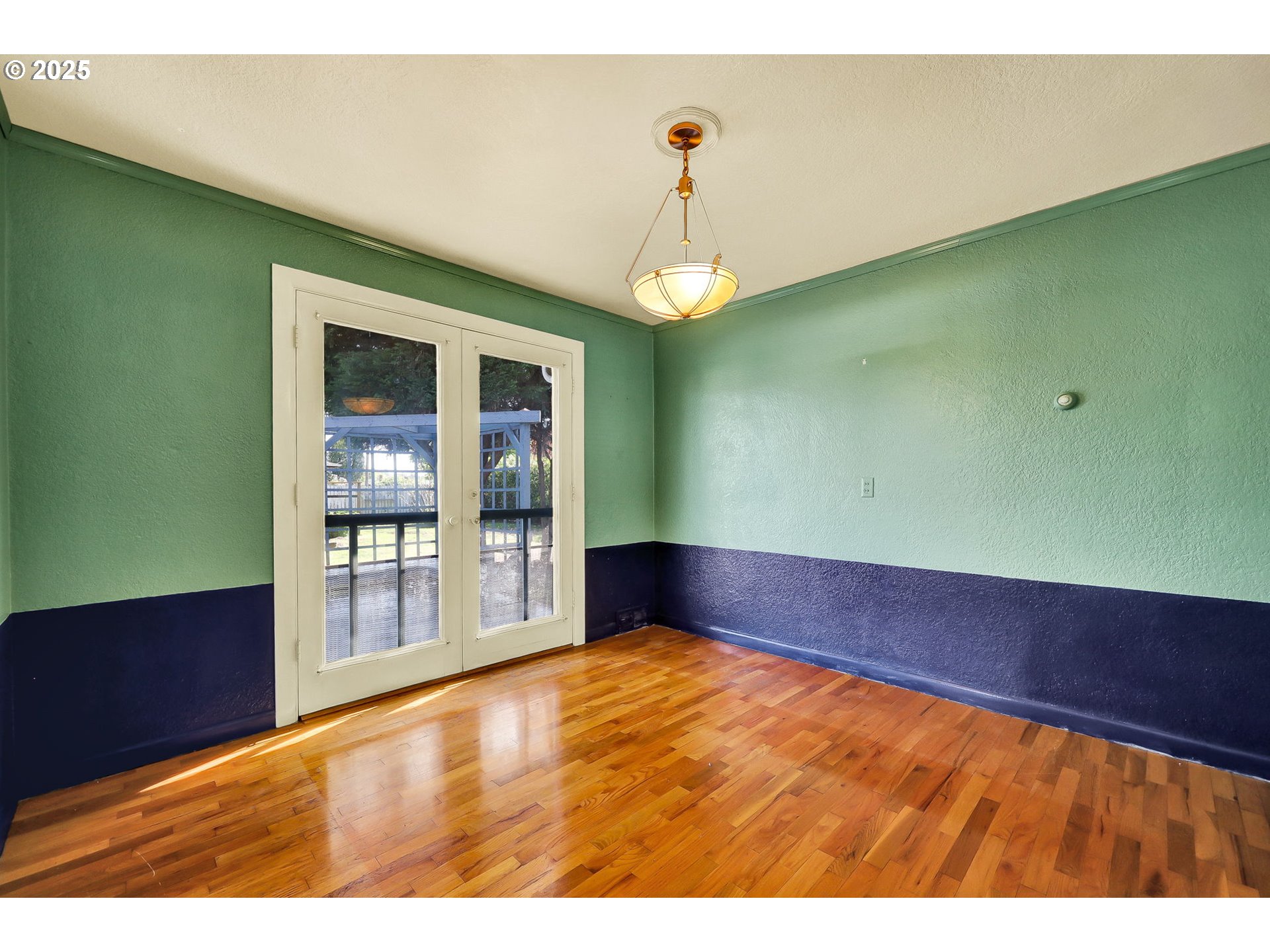 4150 Barger Drive Eugene, OR 97402 - Photo 8 of 28 a view of an empty room with a window