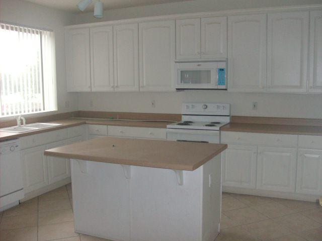 962 South Roles Drive Gilbert, AZ 85296 - Photo 2 of 8 KITCHEN