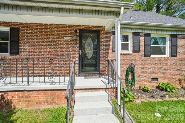 $525,000 | 710 Heatherwood Drive, Hendersonville, NC 28792