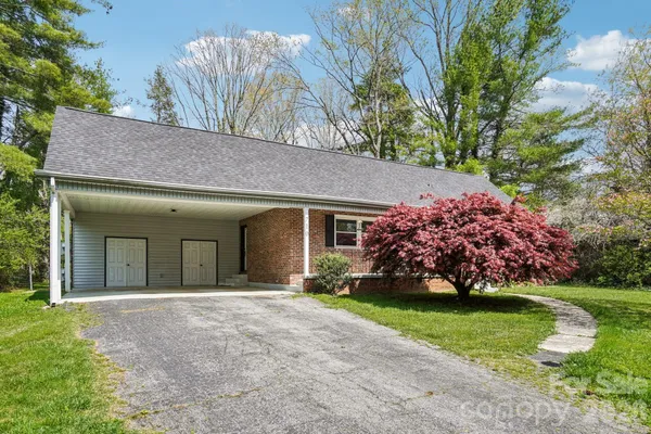 $525,000 | 710 Heatherwood Drive, Hendersonville, NC 28792