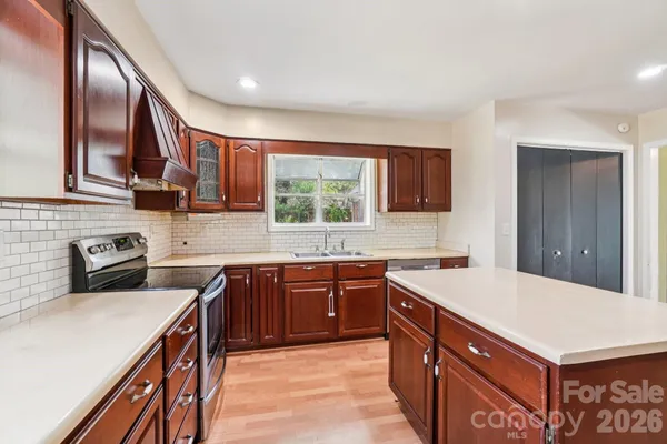 $525,000 | 710 Heatherwood Drive, Hendersonville, NC 28792