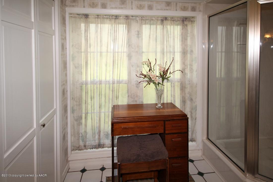 6209 Elmhurst Road Amarillo, TX 79106 - Photo 29 of 43 Master Bath Windows