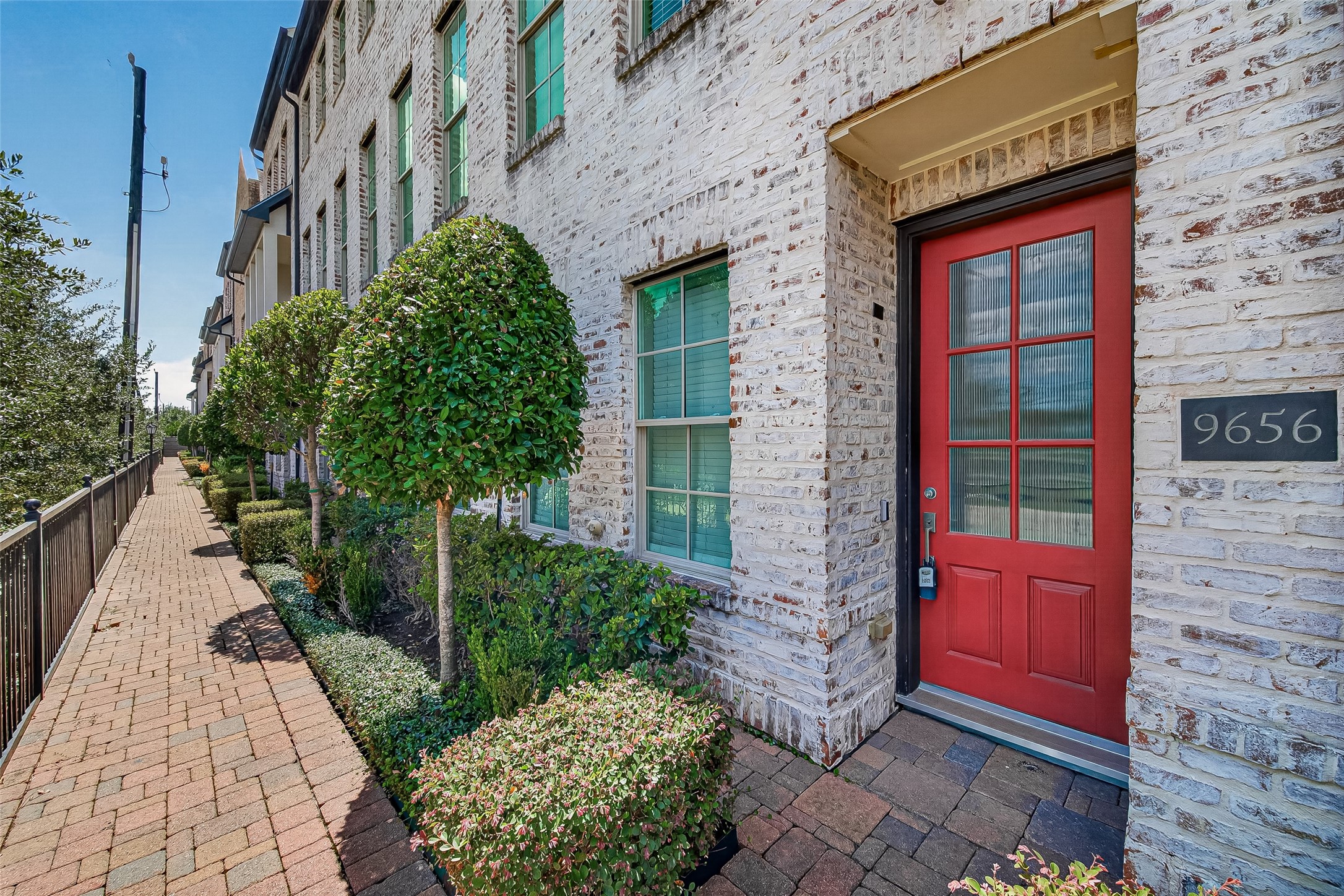 9656 Knight Road Houston, TX 77045 - Photo 1 of 37 Gallery Image 1