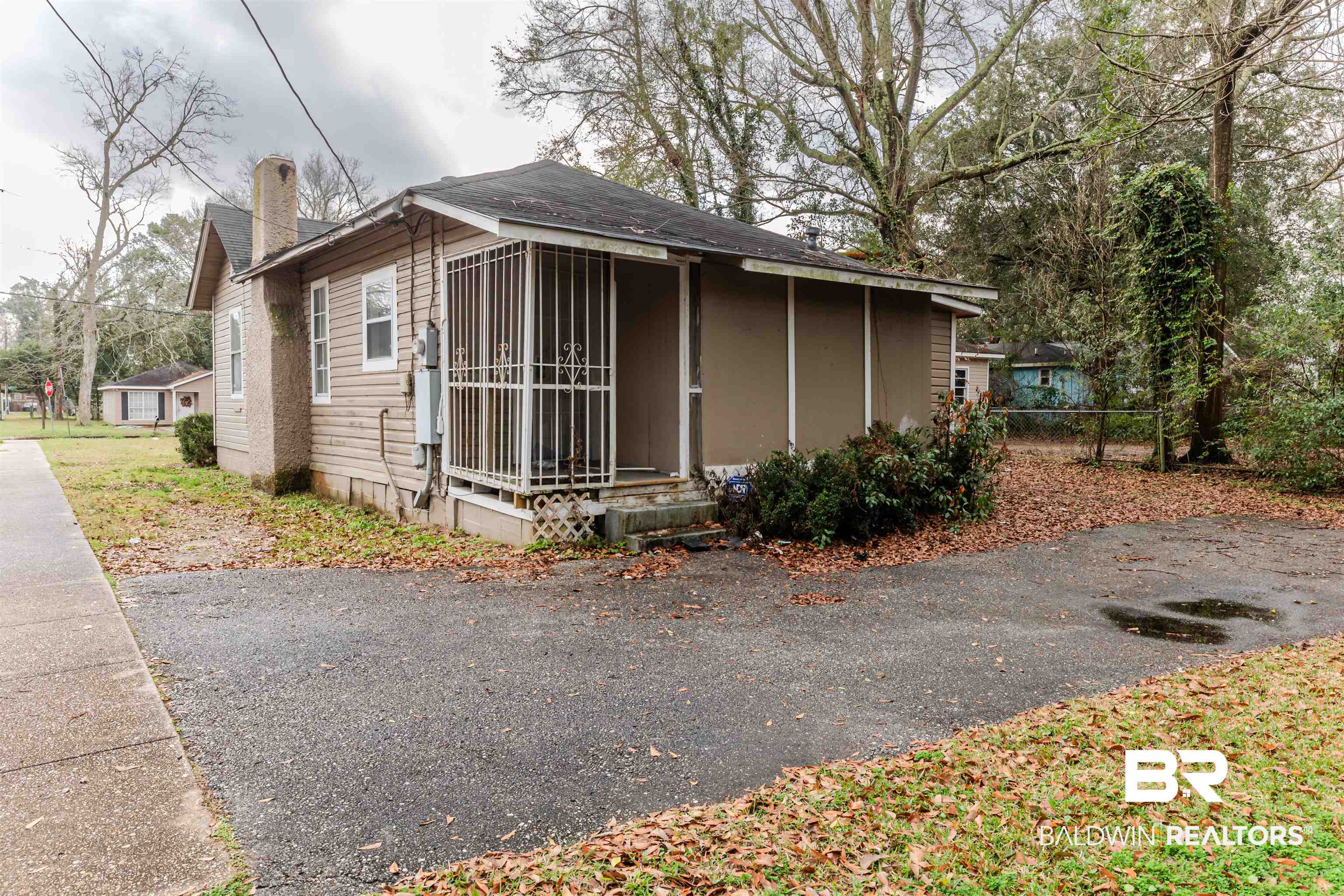 600 Mohawk Street Mobile, AL 36606 - Photo 4 of 20 View of side of home