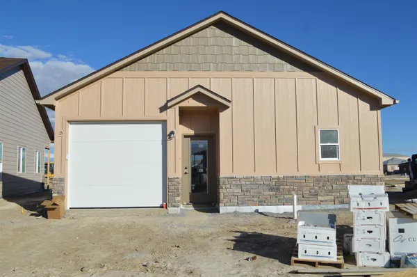 a view of a house with backyard