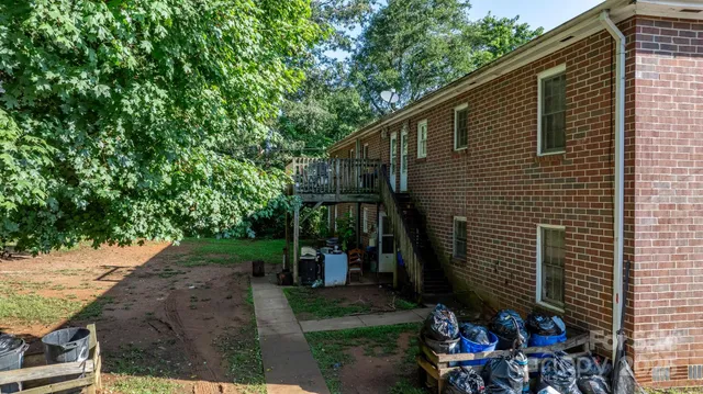 a view of a house with backyard and garden