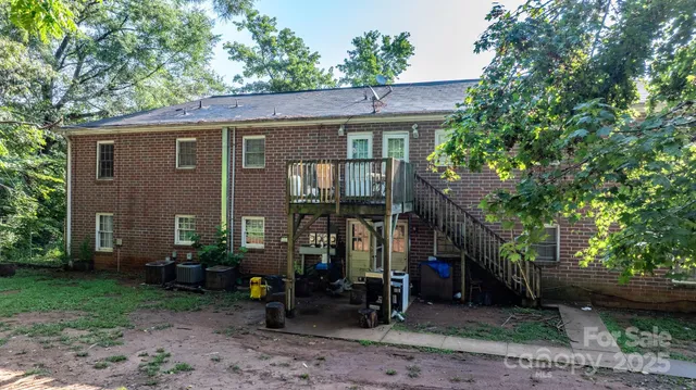 a view of a house with backyard