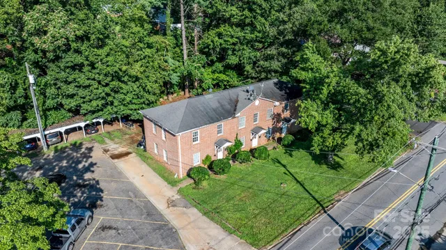 a view of a pathway in a backyard