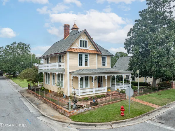 $575,000 | 122 South Academy Street, Washington, NC 27889
