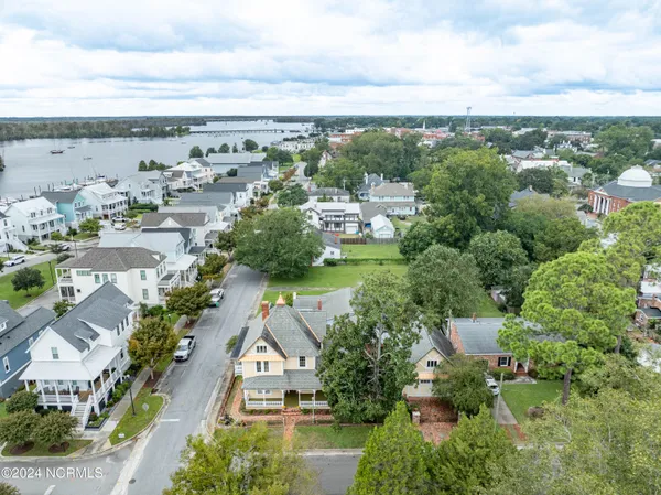 $575,000 | 122 South Academy Street, Washington, NC 27889