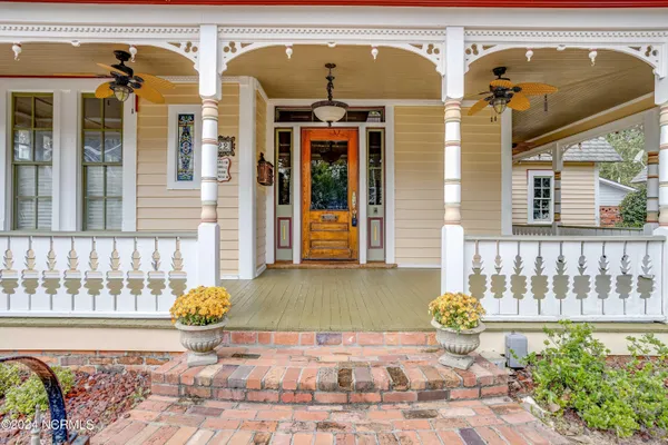 $575,000 | 122 South Academy Street, Washington, NC 27889