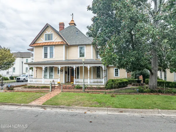 $575,000 | 122 South Academy Street, Washington, NC 27889