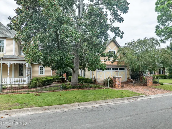 $575,000 | 122 South Academy Street, Washington, NC 27889